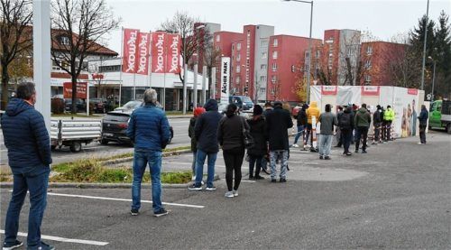 Lange Schlangen vor den Testzentren in der Region, wie auch hier vor dem Kaufland im Aicherpark.Foto Schlecker