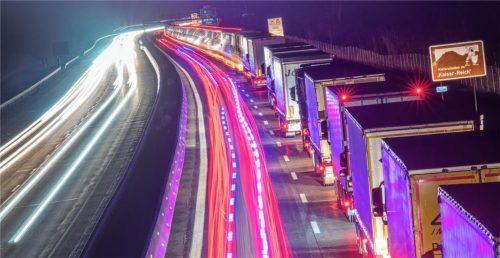 Lange Staus im Rahmen der Lkw-Blockabfertigung: ein Ärgernis, über das Bayerns Wirtschaftsminister Hubert Aiwanger jetzt mit seinem Tiroler Kollegen sprach.Foto dpa
