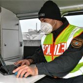 <p>Ludwig Epp von der Verkehrspolizei Rosenheim wirft einen Blick auf den Computer.</p>