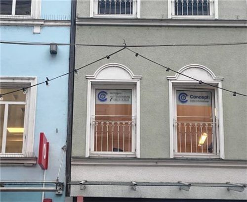 Lücken in der Rosenheimer Innenstadt: Nicht für jedes Geschäft lohnt sich die Beteiligung an den Kosten der Weihnachtsbeleuchtung. Foto Spitz