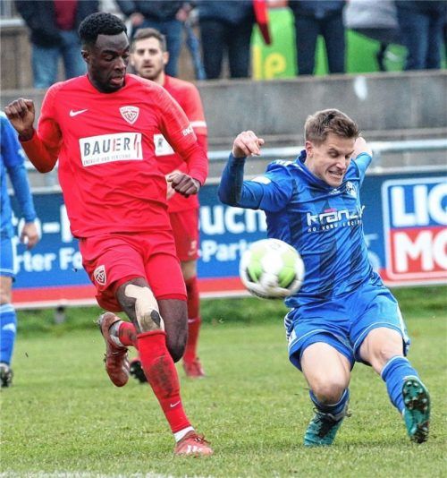 Lukas Rietzler (rechts) und der SV Illertissen hatten am Ende die Nase vor Daniel Muteba und dem TSV Buchbach.Foto Michael Buchholz