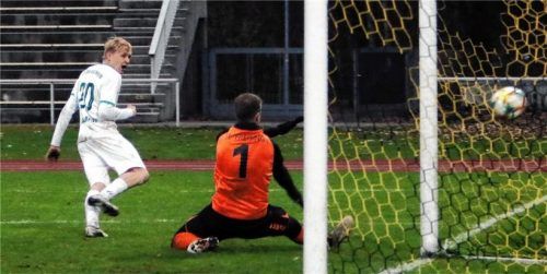 Lukas Starringers Tor zum zwischenzeitlichen 1:1-Ausgleich war für den SportbundRosenheim in Freising nicht genug.Foto Fehrmann