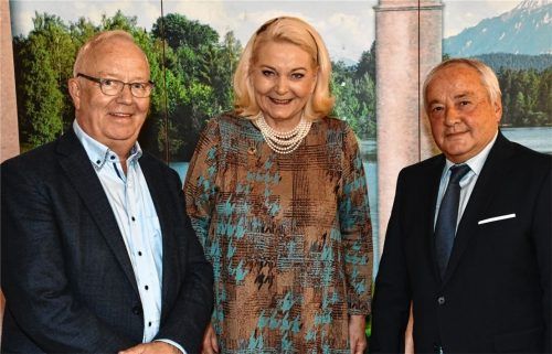 Mahnen, die Schrecken des Krieges nicht zu vergessen: (von links) der frühere Zweiter Bürgermeister Rosenheims, Anton Heindl, Rosenheims Oberbürgermeisterin a.D. Gabriele Bauer und der Vorsitzende der Rosenheimer Krieger- und Soldatenkameradschaft, Rudolf Hötzel. Fotos Schlecker