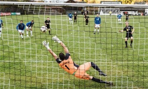 Matthias Vital verkürzt per Elfmeter zum 2:3. Foto  Johannes Wimmer