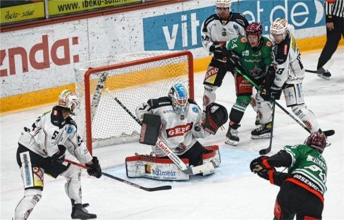 Maxi Vollmayer hatte im Heimspiel gegen Memmingen diese große Möglichkeit zum 4:4 ausgelassen. Foto Franz Ruprecht