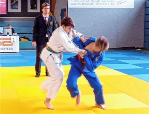 Maxim Weisser (in blau) greift an.Fotos Denis Weisser