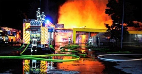 Meterhoch schlugen die Flammen aus dem Gebäude. Foto Reisner