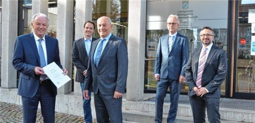 Mit Vorsitzendem Richter Erich Fuchs wechselt ein verdienter Richter nach 36 Jahren bei der bayerischen Justiz, davon mehr als 26 Jahre am Landgericht Traunstein, in den Ruhestand. Im Bild (von links) Landgerichtspräsident Professor Dr. Ludwig Kroiß, Dr. Robert Tischer vom Richterrat Traunstein, Erich Fuchs sowie „seine“ Beisitzenden Richter Andreas Bartschmid und Christian Baier.Foto Kretzmer-Diepold
