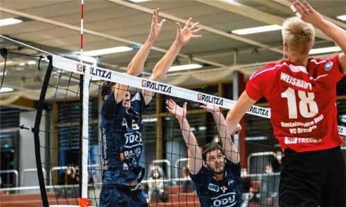 Mittelblocker Flo Gschwendtner (Bildmitte, links Laurenz Welsch) war am Netz äußerst fleißig und holte einige Punkte für Mühldorf. Foto Bartsch