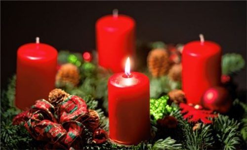 Morgen ist der erste Advent – und dann funkeln die ersten Kerzen auf dem Adventskranz. Heidi Hell mag es klassisch mit roten Kerzen. Foto dpa
