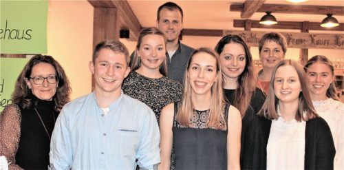 Nach den Ehrungen der besten Absolventen und Sportler: (vorne, von links) Bürgermeisterin Anna Meier, Christian Mayerhofer, Lucia Emehrer, Elke Hofmann, (zweite Reihe, von links) Andrea Donislreiter, Annalena Asbacher, Thereseia Mayerhofer, Eva-Maria Mayerhofer und (hinten) Christopher Wolf.Foto  Fill