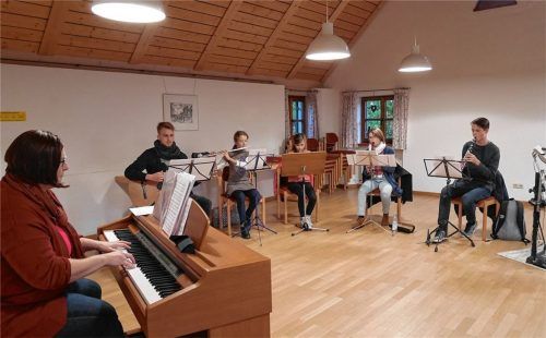 Nadja Stübl, Kirchenmusikerin aus Höslwang, probt am Klavier mit den Jugendlichen zwischen zehn und 18 Jahren neue geistliche Musik.Foto Kirchner