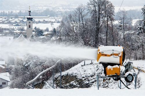 Ob es in dieser Saison Skibetrieb am Hocheck gibt, weiß noch keiner. Die Schneekanonen sind noch nicht im Einsatz, gingen aber für unseren Fotografen schon mal in den Probebetrieb. Foto schmidt