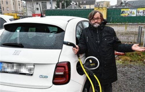 OVB-Redakteur Jens Kirschner und sein Stromer: Auf der Loretowiese wird er sein E-Auto wohl auch künftig nicht gleichzeitig parken und laden können. Foto Schlecker