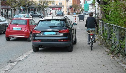 Parkende Autos auf dem Geh- und Radweg sind in Stephanskirchen nicht nur in der Salzburger Straße ein Problem. Nach einer effektiven Lösung wird noch gesucht. Foto re