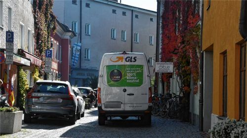 Parkende Autos und Fahrzeuge, die nur wenige Zentimeter an der Außenbestuhlung vorbeifahren: Geht es nach der Verwaltung soll sowohl die Weinstraße als auch die Adlzreiterstraße für Autos gesperrt werden. Foto Schlecker