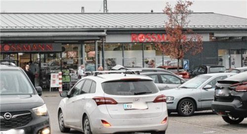 Parkplätze vor dem Drogeriemarkt Rossmann blieben am Samstag Mangelware. Dabei waren bayerische Autokennzeichen erkennbar in der Minderheit. Es dominierten Tiroler Nummernschilder. Foto Schmidt