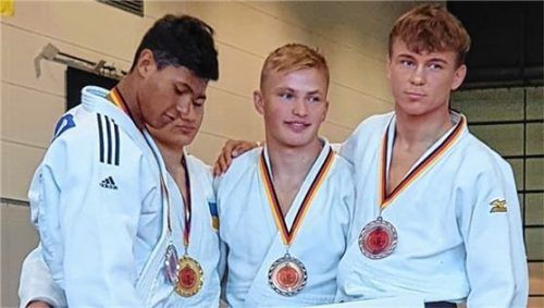 Patrick Weisser (Mitte) freute sich über den dritten Platz bei den „Bremen Masters“.Foto DJB