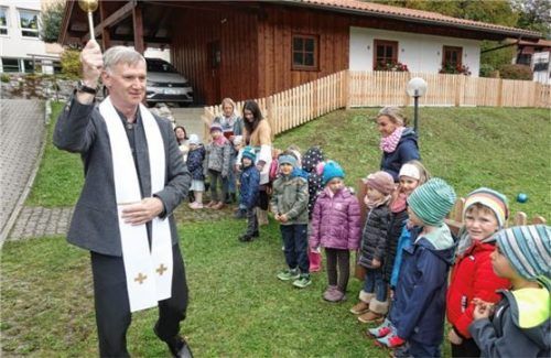 Pfarrer Martin Straßer segnete die Kinder mit ihren Erzieherinnen und den neuen Platz. Foto Hauser