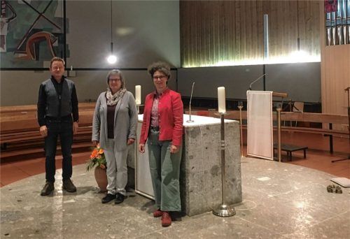 Pfarrer Maurus Scheurenbrand und die Pastoralreferenten Monika Langer (Mitte) und Martina Mauder im Herzen der Kirche. Foto Weinzierl