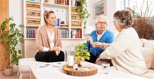 Pflegeberater können zu Vorsorgethemen beraten und stehen auch in konkreten Situationen zur Seite. Foto compass private pflegeberatung GmbH