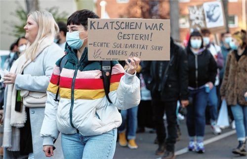 Pflegekräfte demonstrieren mit Plakaten wie „Klatschen war gestern! – echte Solidarität sieht anders aus!“ für eine bessere Bezahlung. Foto dpa