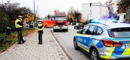 Polizisten bei der Aufnahme des Unfalls. Der Lkw (Mitte) hatte das Mädchen erfasst und überrollt. Foto Reisner