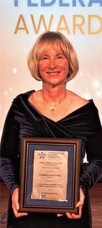 Preisübergabe in Barcelona: Professorin Dr. Edda Weimann gewinnt mit der Fachklinik Gaißach in Bad Tölz den Bronze Award for Green Hospitals. Foto Privat