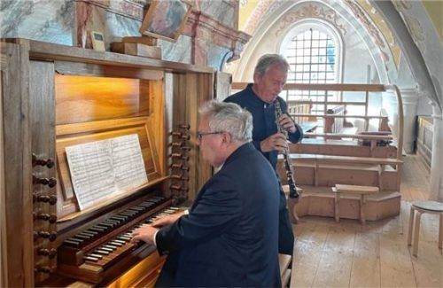 Professor Hansjörg Schellenberger (rechts) und Professor Edgard Krapp gedachten musikalisch Ulrich KrausFoto Kirchner