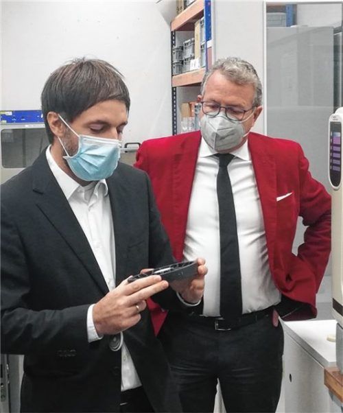 Prototyp aus Kunststoff: Laborleiter Fabian Riß (links) zeigt dem Kuratoriumsvorsitzenden Klaus Stöttner ein kleines Rad, das innerhalb von acht Stunden gedruckt wurde.
