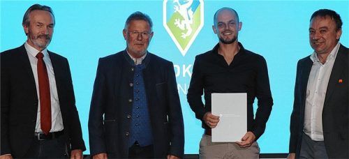 Prüfungsbester aus dem aktuellen Schreinermeister-Teilzeitkurs: Matthias Enders aus Babensham (Dritter von links). Es gratulierten: (von links) Franz Ertl, Leiter des Bildungszentrums, Sepp Konhäuser, Stellvertretender Landrat, und Andreas Weinzierl, Obermeister der Schreinerinnung Traunstein.Foto wittenzeller