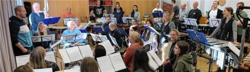 Referent David Krohn übt mit den Mitgliedern des Spielmannszuges.Foto re