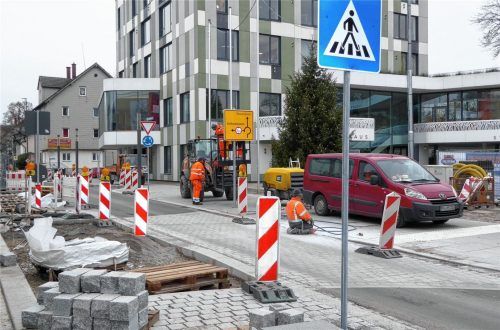 Rund eine Woche benötigen die Bauhof-Mitarbeiter, um die Verkehrsschilder anzubringen – Mitte dieser Woche soll es abgeschlossen sein. Foto Riediger
