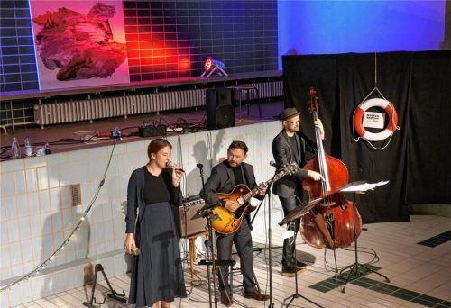 Sängerin Nora rief dazu auf, in Corona-Zeiten Hoffnung zu hamstern – und nicht nur Klopapier. Begleitet wurde sie von Philipp Stauber an der Gitarre und Sven Faller am Bass.Foto Kirchner