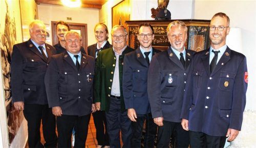 Scheidender Vorsitzender Klaus Pfaffelhuber, Kilian Schlemer, Christian Obermaier, Verena Maurer, Ehrenbürger Hans Thalhauser (geehrt für 60 Jahre), Rudi Enzinger, scheidender Kommandant Max Stadler und Hermann Ganterer (von links). Foto Wastl