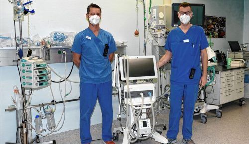Sebastian Eicher, Stationsleiter der Intensivstation Süd, und Alexander Heinrichs (rechts), stellvertretender Stationsleiter der medizinischen Intensivstation, mit einem Beatmungsgerät. Fotos Weichold