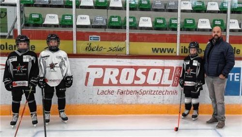 Sebastian Kink (rechts) von Prosol Lacke und Farben GmbH mit Spielern aus dem Starbulls-Nachwuchs. Foto Starbulls