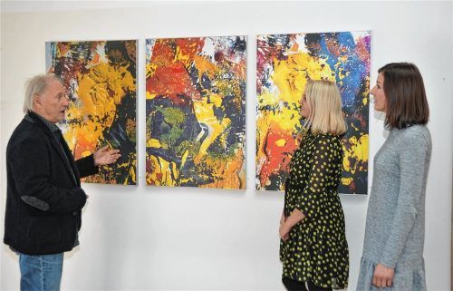 Seine Werke drücken Impulsivität, Leidenschaft, Kraft und Dynamik aus: Johannes F. John bei der Führung durch die Ausstellungsräume der EM-Chiemgau in Stephanskirchen. Foto schlecker