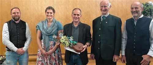 Seit 1987 war Harald Lorenz (Mitte) als Kreisfachberater tätig, nun wurde er in den Ruhestand verabschiedet. Bei der Verabschiedung von links: die beiden Kreisfachberater Roman Pröll und Susanne Summerer, Harald Lorenz, Rupert Mayr, Landesobmann der Tiroler Obst- und Gartenbauvereine, und Kreisverbandsvorsitzender Rainer Steidle. Fotos KIRCHNER