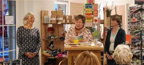 Sie lesen nicht nur zwischen den Zeilen: (von links) Petra Knickenberg, Marion Bischoff und Andrea Volkelt bei ihrer Lesung im Café Rosa.Foto KIRCHNER