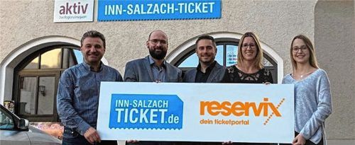 Sie setzen auf die weiterhin gute Zusammenarbeit mit Veranstaltern und Vorverkaufsstellen: Andreas Seifinger, Michael Halblaub, David Fischer, Tamara Koch und Stefanie Kasberger von Inn-Salzach-Ticket und Reservix. Foto rx