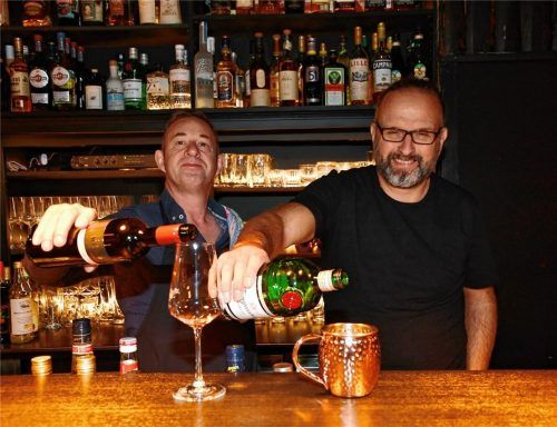 Sind zum Einschenken bereit: Thomas Jonas (links) und Matthias Thurner. Foto Schlecker