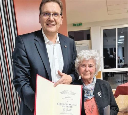 SL-Landesobmann Steffen Hörtler zeichnet SL-Kreisobfrau Ingrid Kröff mit der Lodgman-Plakette aus.Foto re