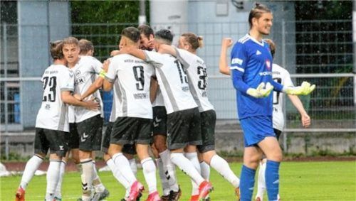 So jubelte Wacker beim Hinspiel im August, vorne der verärgerte Schweinfurt-Keeper Bennet Schmidt. Foto Buchholz