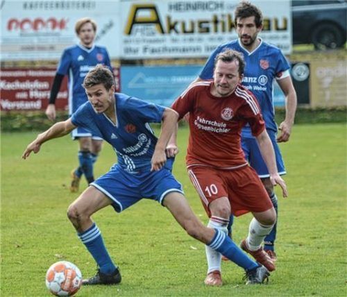 Söllhubens Doppel-Torschütze Simon Hilger (am Ball) war für Großholzhausen nicht zu stoppen.Foto Franz Ruprecht