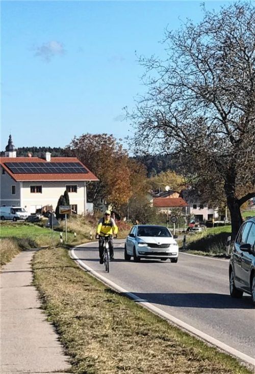 Solche Situationen erlebt der Pruttinger Jakob Kern immer wieder: Auf dem Weg von Prutting nach Bamham überholen ihn Autos. An dieser Stelle darf er nicht auf dem Fußgängerweg (links im Bild) fahren. Fotos Schöne