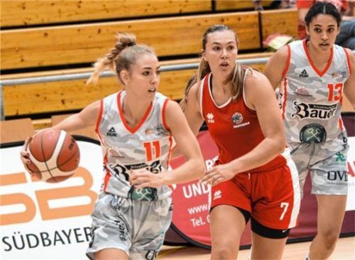 Sophie Perner (am Ball) und Mikayla Williams wollen gegen Göttingen einen Heimsieg landen. Foto Gabriele Hörndl