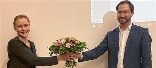 Standesbeamtin Katharina Rinser bekam von Bürgermeister Christoph Vodermaier die Ernennungsurkunde und einen Blumenstrauß.Foto Kirchner