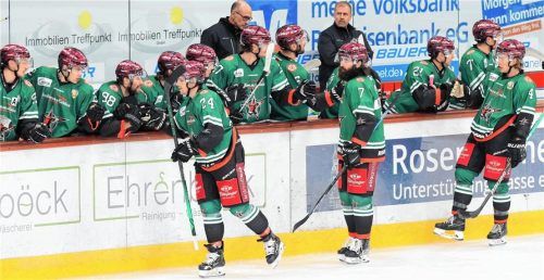 Starbulls-Coach John Sicinski (hinten rechts) möchte seine Spieler wieder öfter beim Jubeln nach Toren im Spiel Fünf-gegen-Fünf sehen. Foto  Hans-Jürgen Ziegler