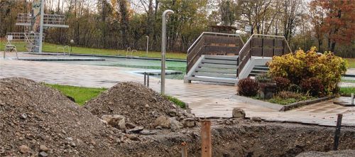 Statt Badegästen sind derzeit Handwerker auf dem Schwimmbad-Areal in Bad Feilnbach im Einsatz. Die Winterruhe wird für Sanierungen genutzt. Foto Hadersbeck